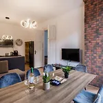 Jacuzzi And Privacy With 2 Balconies And Free Garage