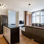 Jacuzzi And Privacy With 2 Balconies And Free Garage Apartmán Budapešť