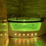 Jacuzzi And Privacy With 2 Balconies And Free Garage דירה בודפשט