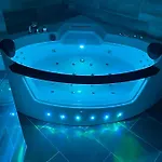Jacuzzi And Privacy With 2 Balconies And Free Garage