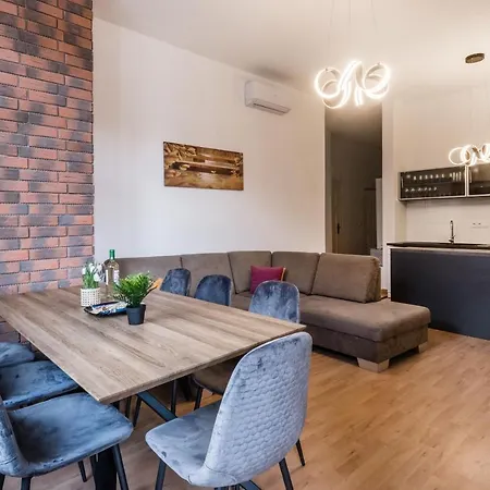 Jacuzzi And Privacy With 2 Balconies And Free Garage Apartmán