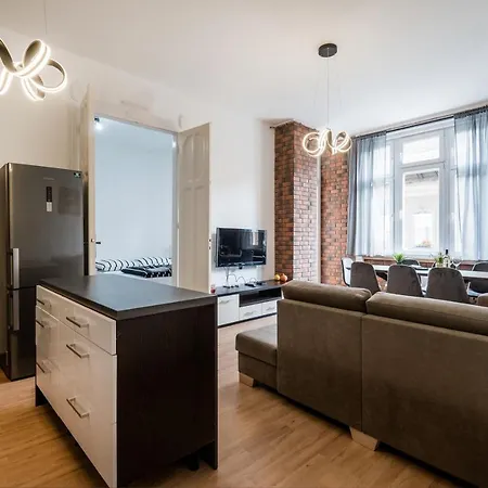 Jacuzzi And Privacy With 2 Balconies And Free Garage Apartment Budapest