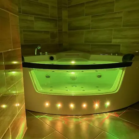 Jacuzzi And Privacy With 2 Balconies And Free Garage Apartmán Budapešť