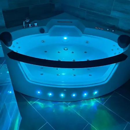 Jacuzzi And Privacy With 2 Balconies And Free Garage