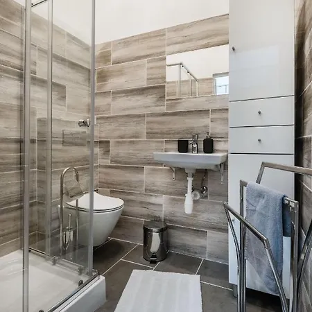Apartmán Jacuzzi And Privacy With 2 Balconies And Free Garage