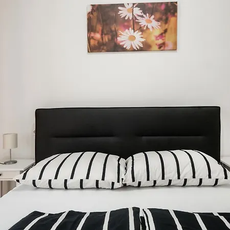 Jacuzzi And Privacy With 2 Balconies And Free Garage Budapest