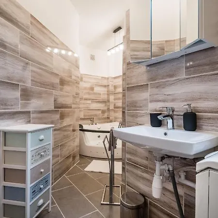 Apartmán Jacuzzi And Privacy With 2 Balconies And Free Garage *