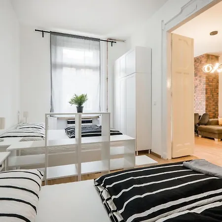 Jacuzzi And Privacy With 2 Balconies And Free Garage Apartmán *
