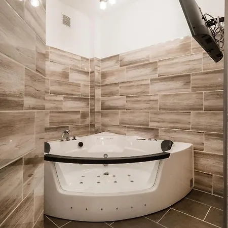 Jacuzzi And Privacy With 2 Balconies And Free Garage Budapest