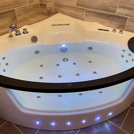 Jacuzzi And Privacy With 2 Balconies And Free Garage *