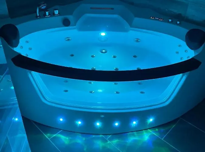 Jacuzzi And Privacy With 2 Balconies And Free Garage