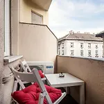Jacuzzi And Privacy With 2 Balconies And Free Garage