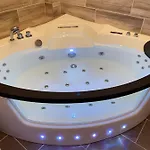 Jacuzzi And Privacy With 2 Balconies And Free Garage *
